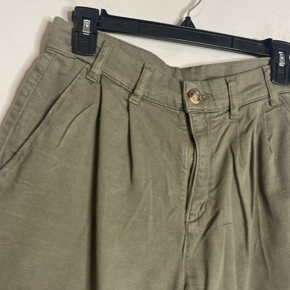 Free People | Women’s Green Billie Pleated Shorts Size 2 NWT - Picture 3 of 6
